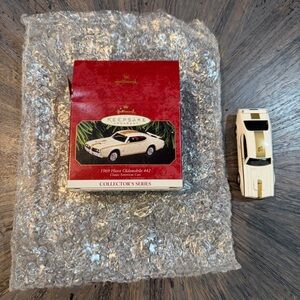 Hallmark Keepsake 1969 Hurst Oldsmobile 442 Ornament - White and Gold